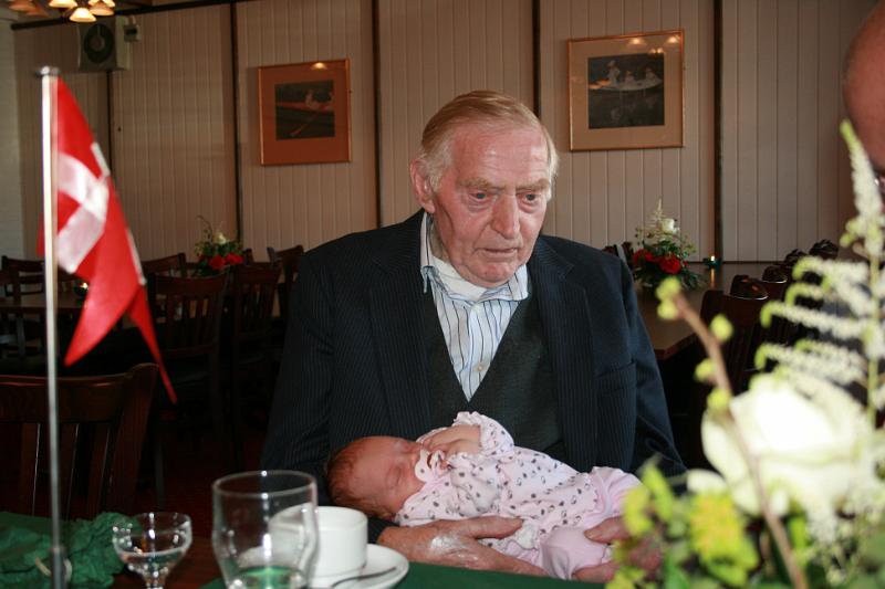 aage 85.jpg - Åge 85 års fødselsdaag. Holder sit barnebarn for første gang. -- Åge 85 years birthday. He hold his grandchild for first time..